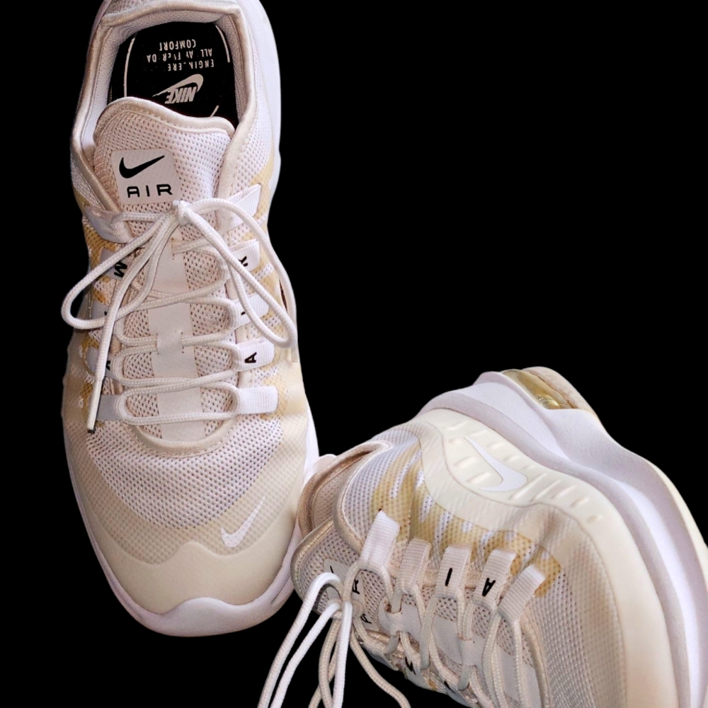 Nike Air White and Cream Athletic Running Women 10 In Excellent Condition